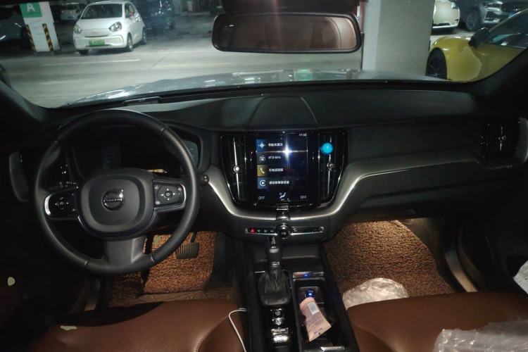 Used Volvo XC60 2021 T5 4x4 Smart Luxury Edition Center Console