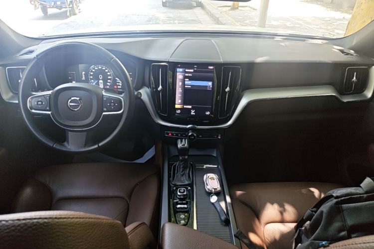 Used Volvo XC60 2021 T5 4x4 Smart Luxury Edition Center Console