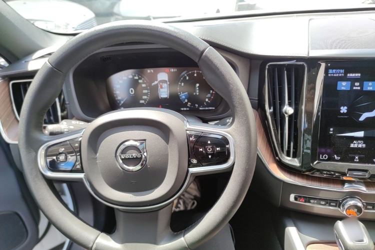 Used Volvo XC60 2021 T5 4x4 Smart Luxury Edition Center Console