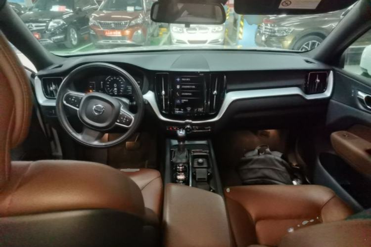Used Volvo XC60 2021 T5 4x4 Smart Luxury Edition Center Console