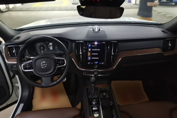 Used Volvo XC60 2021 T5 4x4 Smart Luxury Edition Center Console