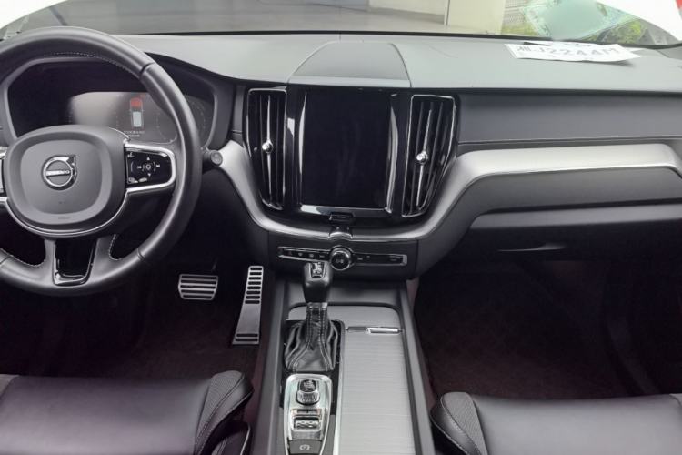 Used Volvo XC60 2021 T5 4x4 Smart & Advanced Sport Edition Center Console
