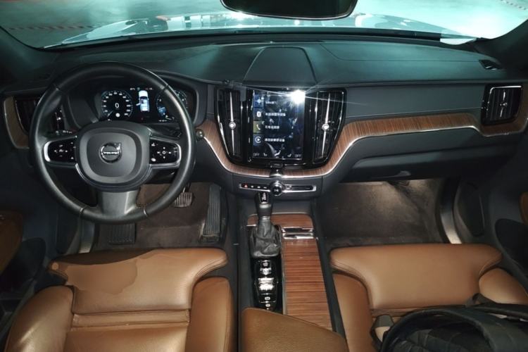 Used Volvo XC60 2021 T5 4x4 Smart Luxury Edition Center Console