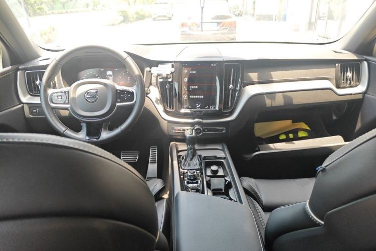 Used Volvo XC60 2021 T5 4x4 Smart & Advanced Sport Edition Center Console