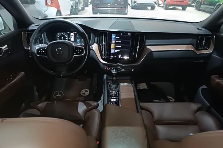 Used Volvo XC60 2021 T5 4x4 Smart Luxury Edition Center Console