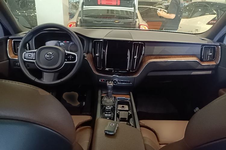 Used Volvo XC60 2021 T5 4x4 Smart Luxury Edition Center Console