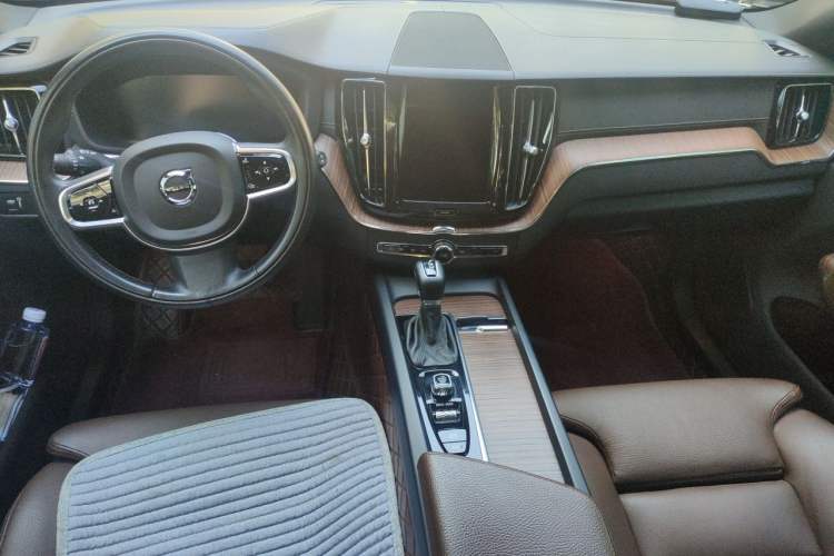 Used Volvo XC60 2021 T5 4x4 Smart Luxury Edition Center Console