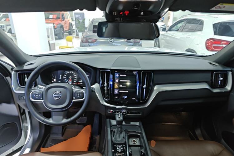 Used Volvo XC60 2021 T5 4x4 Smart Luxury Edition Center Console