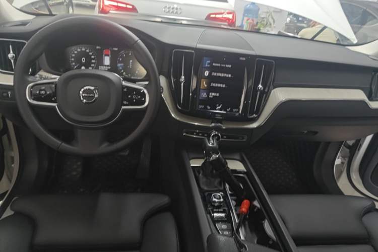 Used Volvo XC60 2021 T5 4x4 Smart Luxury Edition Center Console