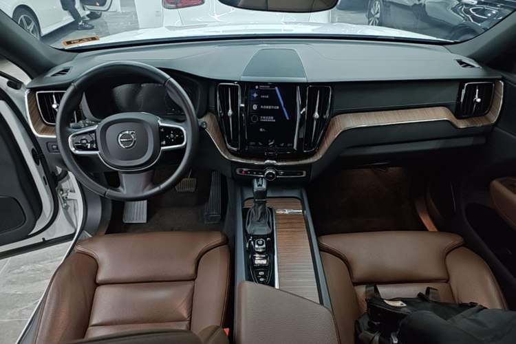 Used Volvo XC60 2021 T5 4x4 Smart Luxury Edition Center Console