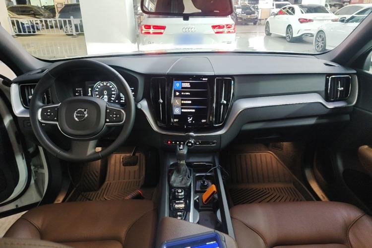 Used Volvo XC60 2021 T5 4x4 Smart Luxury Edition Center Console