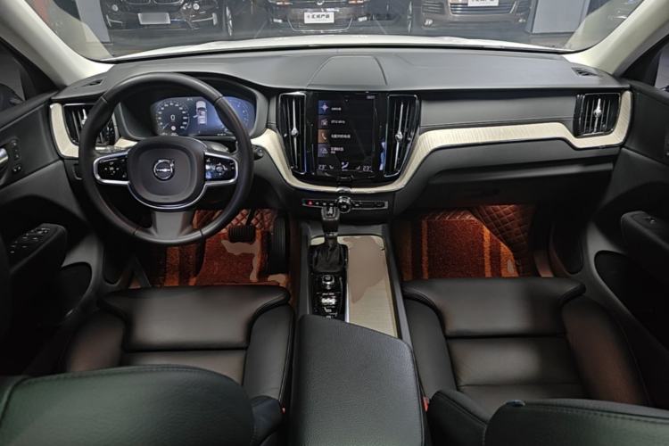 Used Volvo XC60 2021 T5 4x4 Smart Luxury Edition Center Console
