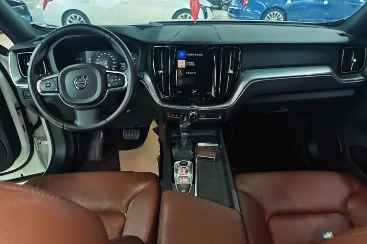 Used Volvo XC60 2021 T5 4x4 Smart Luxury Edition Center Console