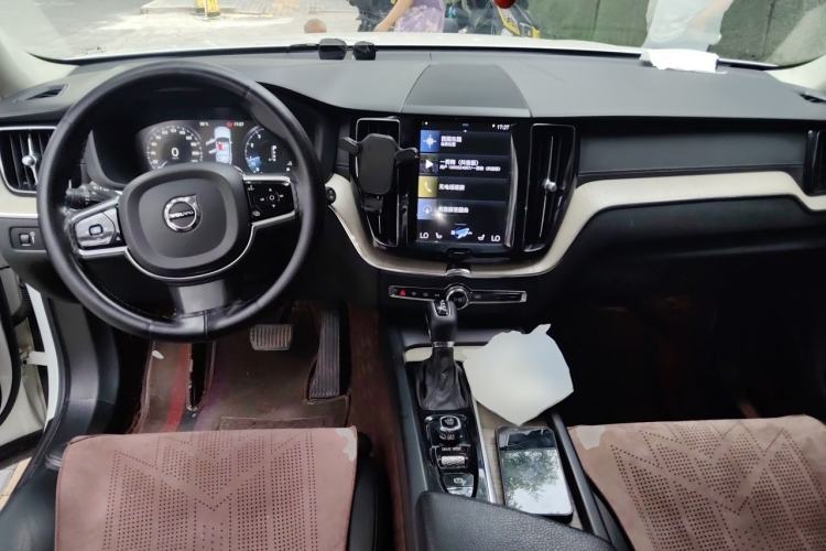 Used Volvo XC60 2021 T5 4x4 Smart Luxury Edition Center Console