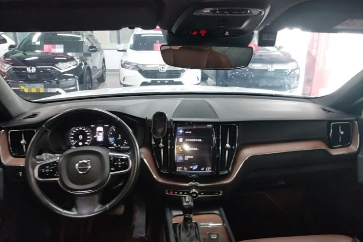 Used Volvo XC60 2021 T5 4x4 Smart Luxury Edition Center Console