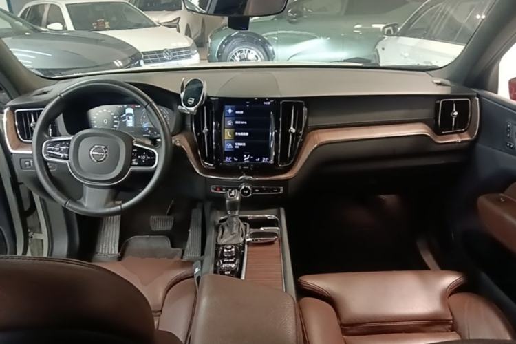 Used Volvo XC60 2021 T5 4x4 Smart Luxury Edition Center Console