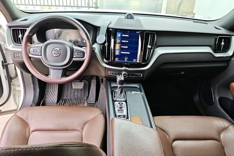 Used Volvo XC60 2021 T5 4x4 Smart Luxury Edition Center Console