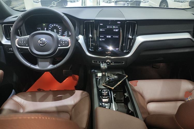 Used Volvo XC60 2021 T5 4x4 Smart Luxury Edition Center Console