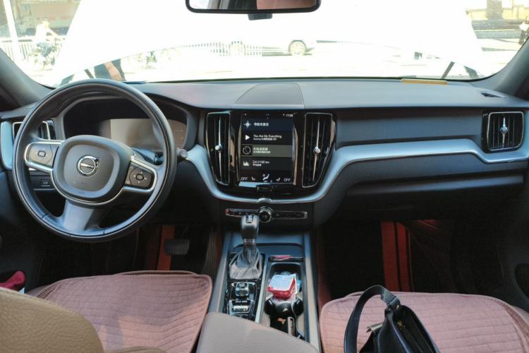 Used Volvo XC60 2021 T5 4x4 Smart Luxury Edition Center Console