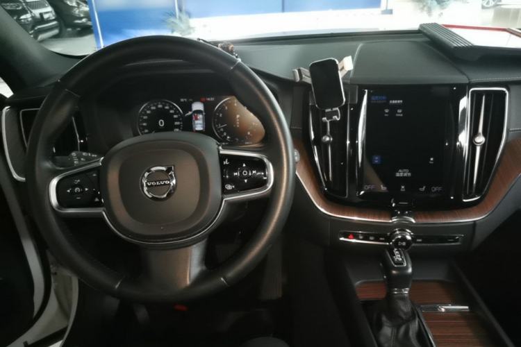 Used Volvo XC60 2021 T5 4x4 Smart Luxury Edition Center Console