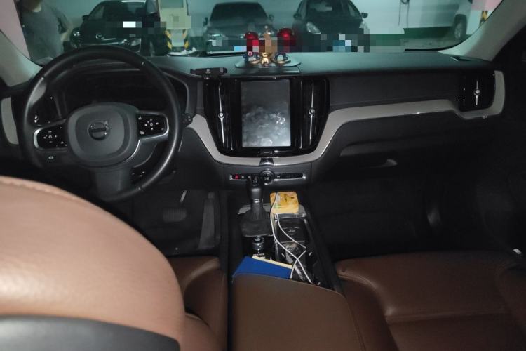 Used Volvo XC60 2021 T5 4x4 Smart Luxury Edition Center Console
