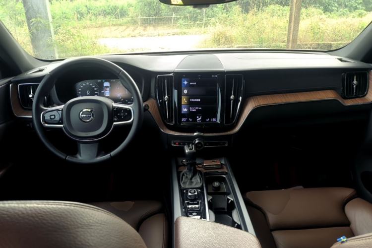 Used Volvo XC60 2021 T5 4x4 Smart Luxury Edition Center Console