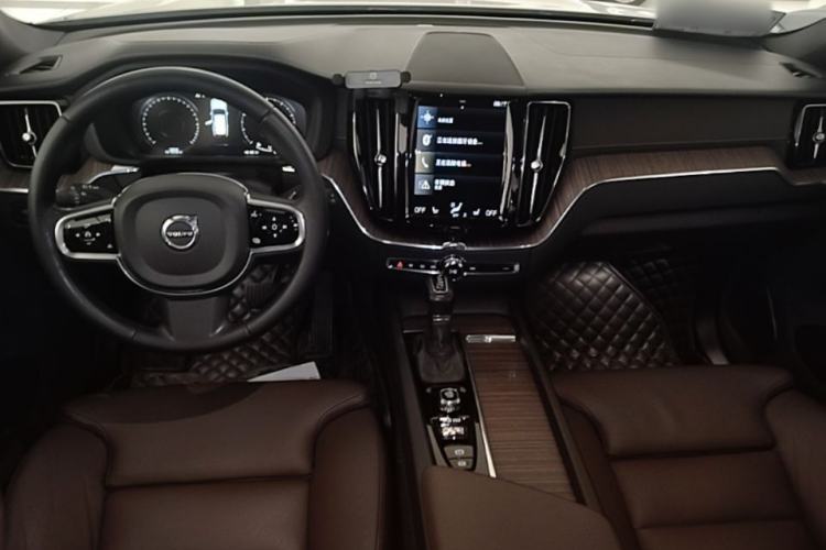 Used Volvo XC60 2021 T5 4x4 Smart Luxury Edition Center Console