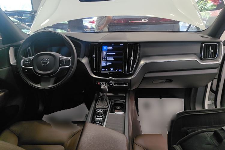 Used Volvo XC60 2021 T5 4x4 Smart Luxury Edition Center Console