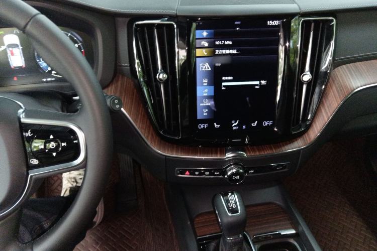 Used Volvo XC60 2021 T5 4x4 Smart Luxury Edition Center Console