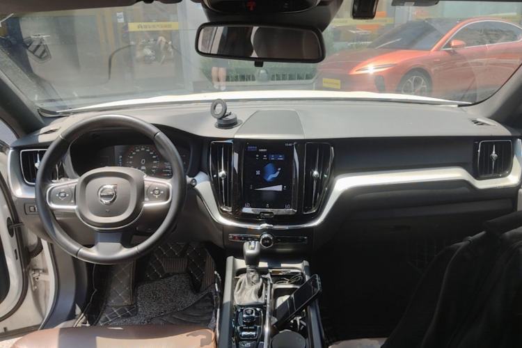 Used Volvo XC60 2021 T5 4x4 Smart Luxury Edition Center Console