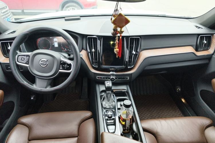 Used Volvo XC60 2021 T5 4x4 Smart Luxury Edition Center Console