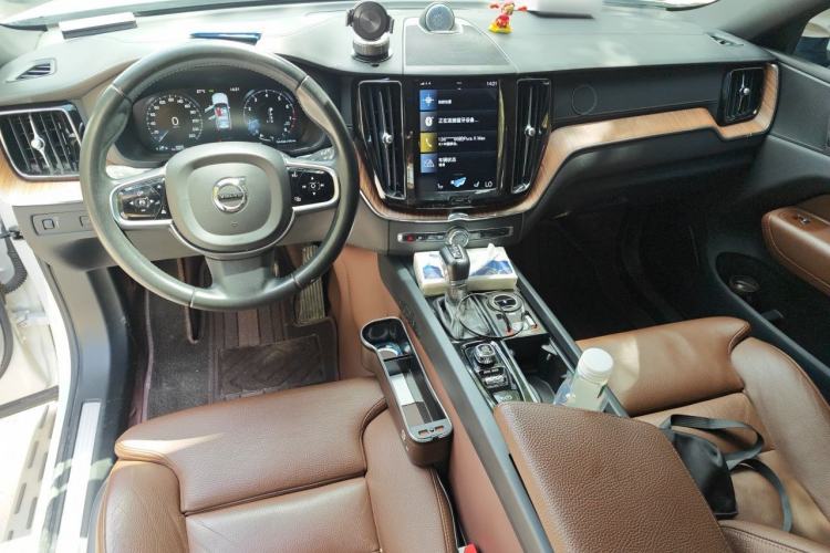 Used Volvo XC60 2021 T5 4x4 Smart Luxury Edition Center Console