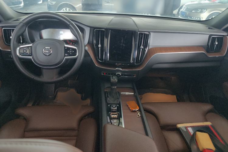 Used Volvo XC60 2021 T5 4x4 Smart Luxury Edition Center Console