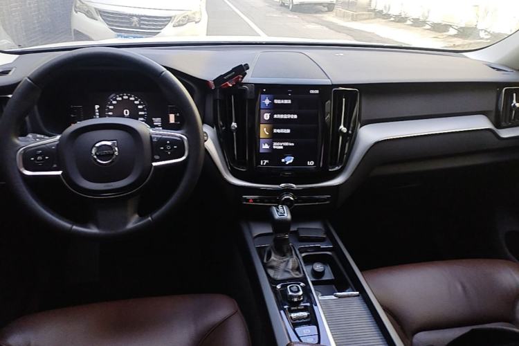 Used Volvo XC60 2021 T5 4x4 Smart Luxury Edition Center Console