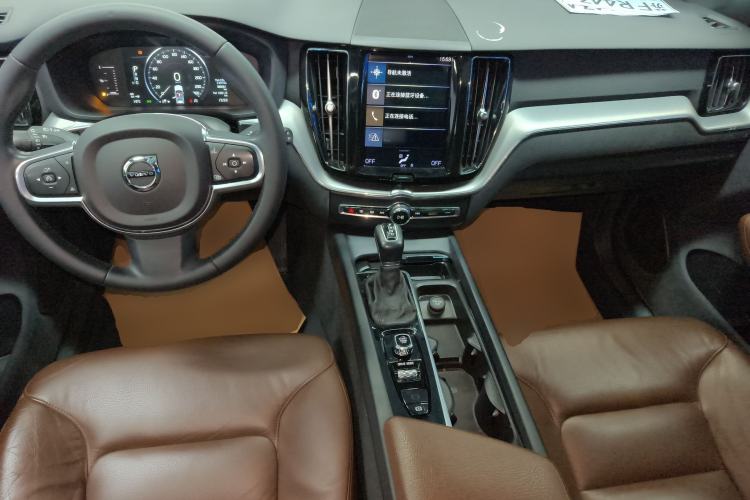 Used Volvo XC60 2021 T5 4x4 Smart Luxury Edition Center Console