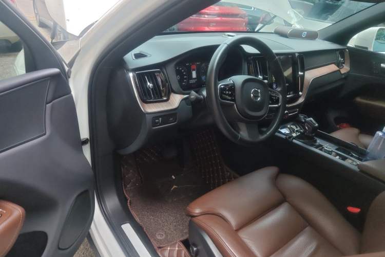 Used Volvo XC60 2021 T5 4x4 Smart Luxury Edition Driver Seat