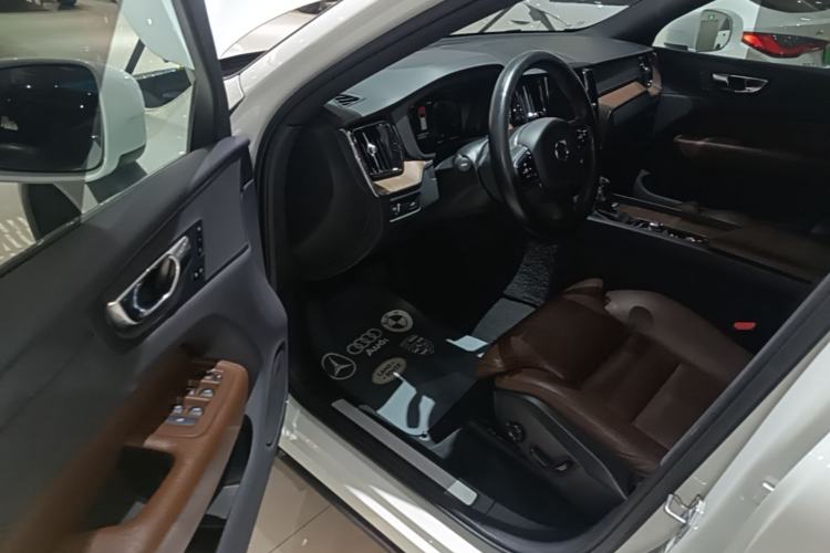 Used Volvo XC60 2021 T5 4x4 Smart Luxury Edition Driver Seat