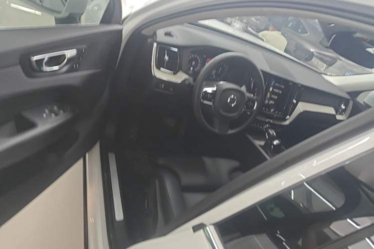 Used Volvo XC60 2021 T5 4x4 Smart Luxury Edition Driver Seat