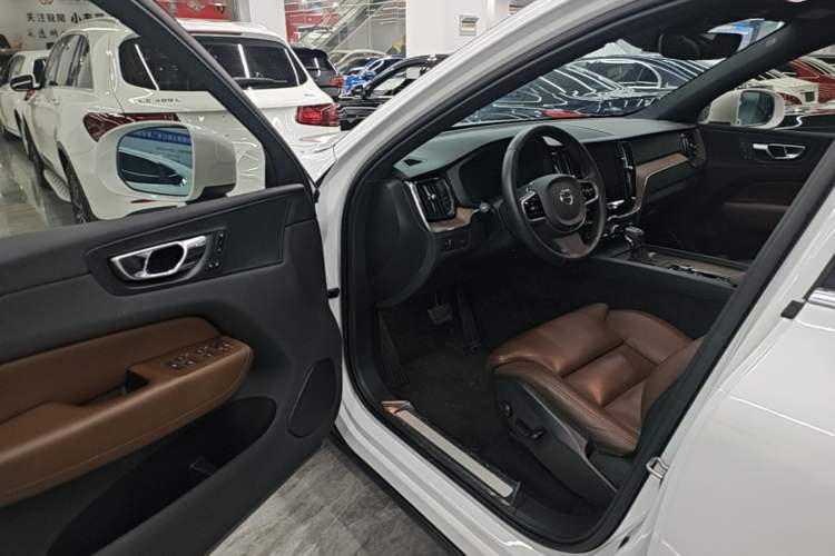 Used Volvo XC60 2021 T5 4x4 Smart Luxury Edition Driver Seat