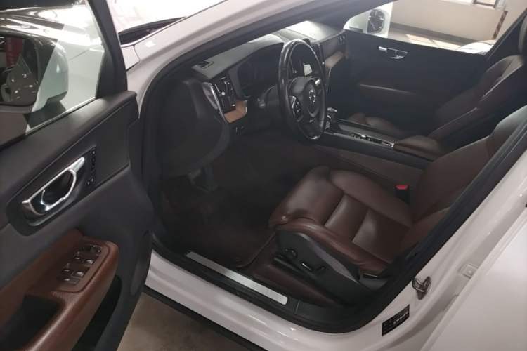 Used Volvo XC60 2021 T5 4x4 Smart Luxury Edition Driver Seat