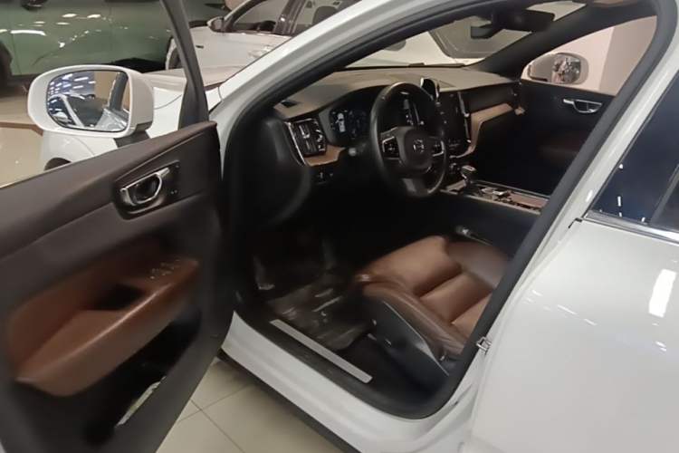 Used Volvo XC60 2021 T5 4x4 Smart Luxury Edition Driver Seat