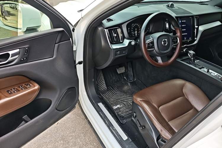 Used Volvo XC60 2021 T5 4x4 Smart Luxury Edition Driver Seat