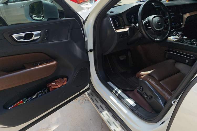 Used Volvo XC60 2021 T5 4x4 Smart Luxury Edition Driver Seat