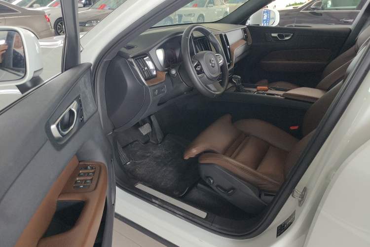 Used Volvo XC60 2021 T5 4x4 Smart Luxury Edition Driver Seat