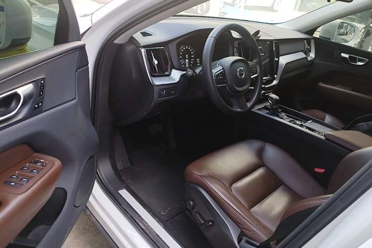 Used Volvo XC60 2021 T5 4x4 Smart Luxury Edition Driver Seat
