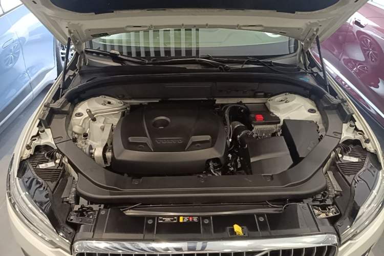 Used Volvo XC60 2021 T5 4x4 Smart Luxury Edition Engine Bay