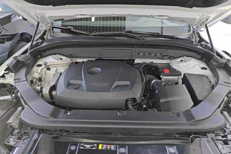 Used Volvo XC60 2021 T5 4x4 Smart Luxury Edition Engine Bay