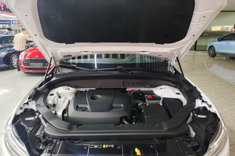 Used Volvo XC60 2021 T5 4x4 Smart Luxury Edition Engine Bay