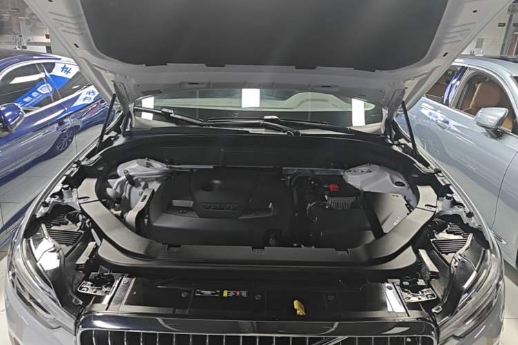 Used Volvo XC60 2021 T5 4x4 Smart Luxury Edition Engine Bay