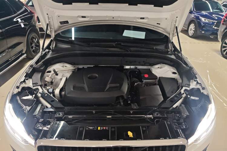 Used Volvo XC60 2021 T5 4x4 Smart Luxury Edition Engine Bay